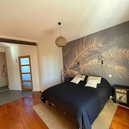 فيلة A Flanc De Colline