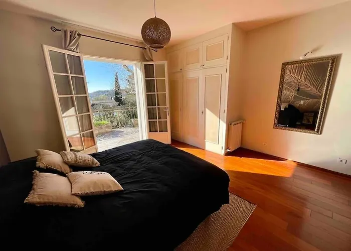 A Flanc De Colline *